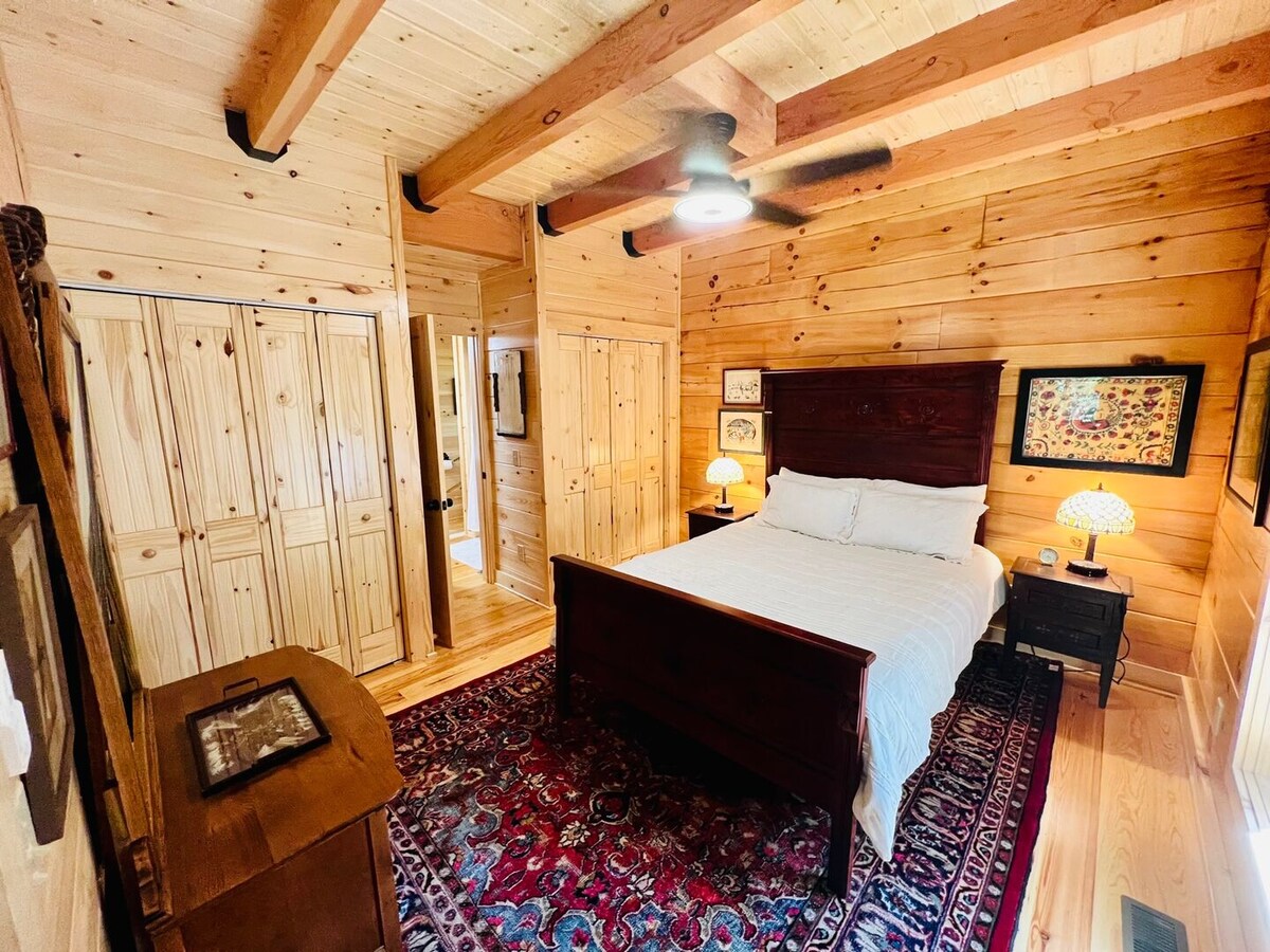 בקומה הראשית יש שתי כניסות. אחד לסלון והשני לקומה הראשית, אמבטיה מלאה.