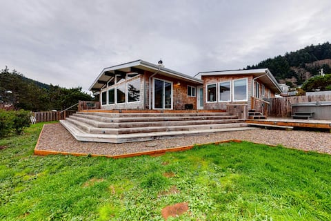 2BR Oceanfront Dog Friendly | Hot Tub