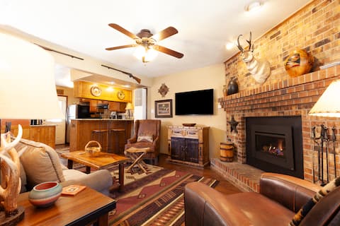 Grandview 1 Rustic Retreat - In Town - Free WiFi