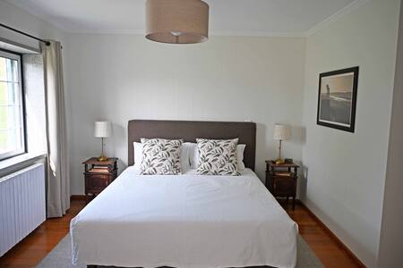 Спална соба 1 | Апартман со брачен кревет (широк 180 – 200 см) | Поглед кон базенот и градината