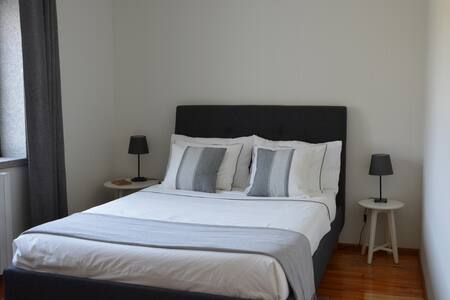 Спална соба 2 - поглед кон базен и планина