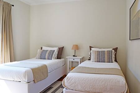 Спална соба 3 | 2 единечни кревета или 1 брачен кревет (широк 180 – 200 см) | Поглед кон градината 