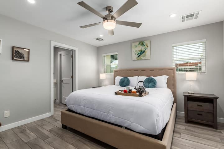 ห้องนอนหลักมีเตียงคิงไซส์พร้อมสมาร์ททีวีทางเข้าสนามหลังบ้านและห้องน้ำในตัวหลักที่แนบมา