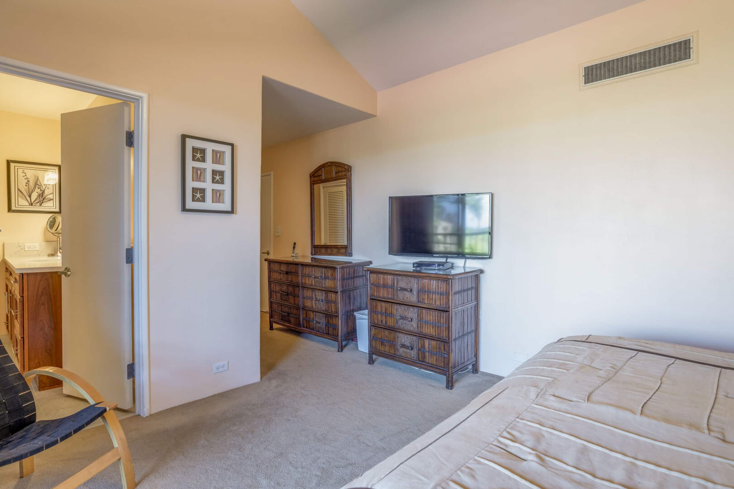 Condo in Lahaina · ★4.72 · 2 bedrooms · 3 beds · 2 baths - Image 24