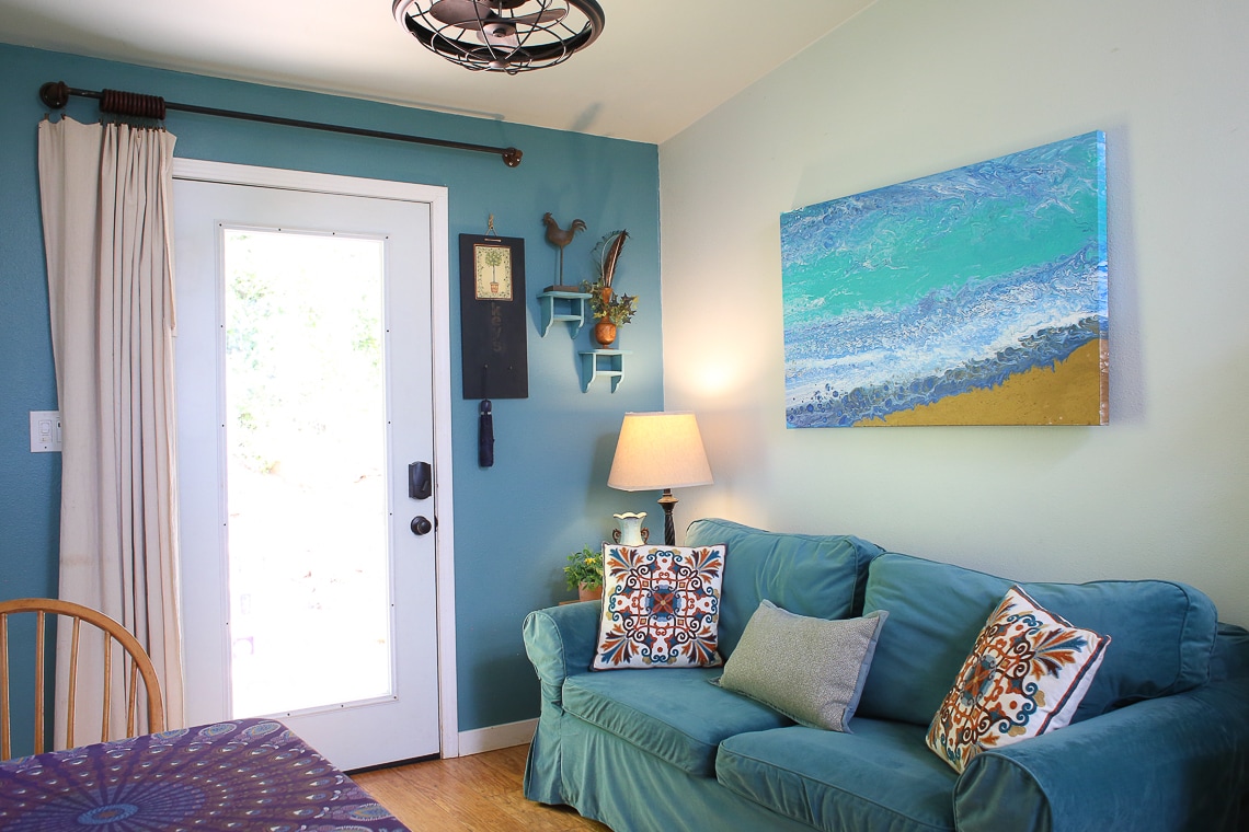 客厅配有沙发床，可折叠成全尺寸床铺