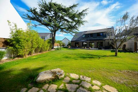 A few steps away from the beach, villa Escale