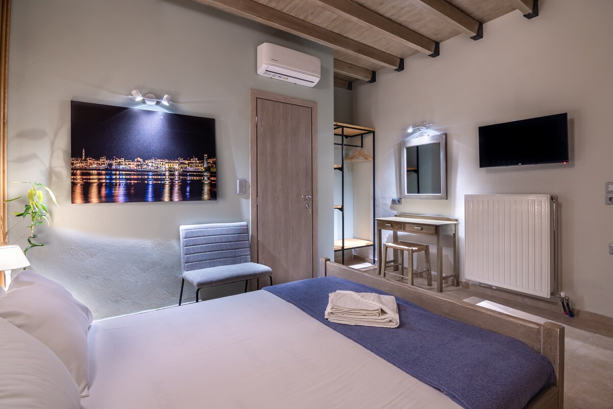 Pohodlná spálňa s manželskou posteľou zrekonštruovanej vily, 12 osôb, detský bazén, malebná dedina, Rethymno