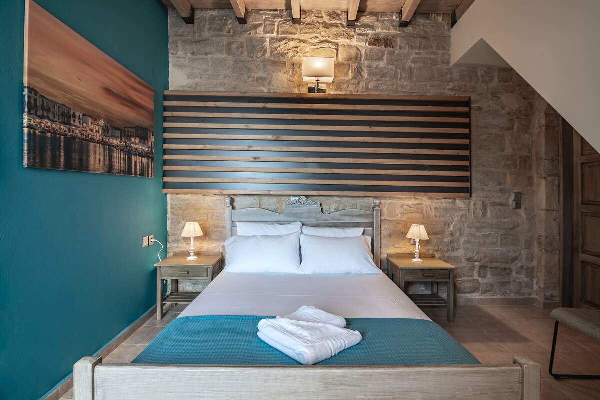 Zrekonštruovaná spálňa s manželskou posteľou zrekonštruovanej vily, 12 osôb, detský bazén, malebná dedina, Rethymno