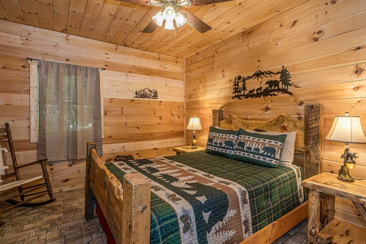 2e kelder Guest Queen Log Bedroom
