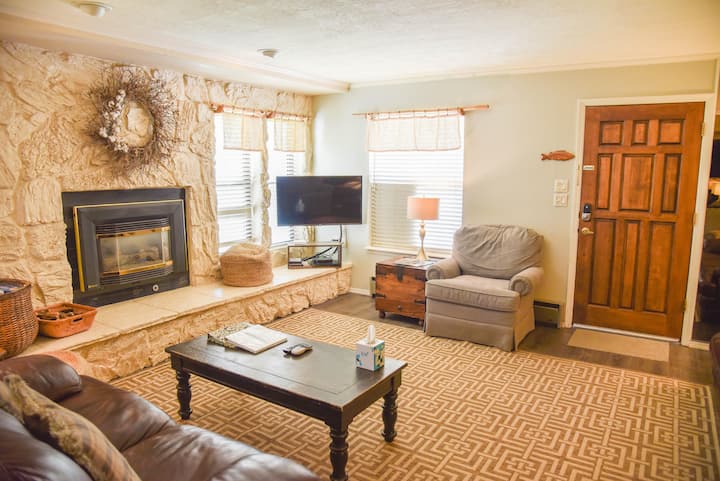 Claim Jumper Townhouse #12 On River, Ski In/out - Red River, NM