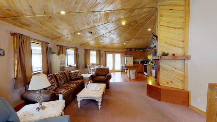 Round Eagle - Home On The River, Wrap Around Deck, - Red River, NM