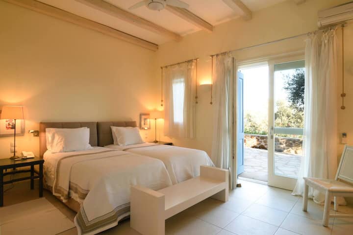 Голяма спалня със самостоятелна баня с 2 двойни легла с изключително дълъг размер, които се отварят на веранда с чудесен изглед към морето