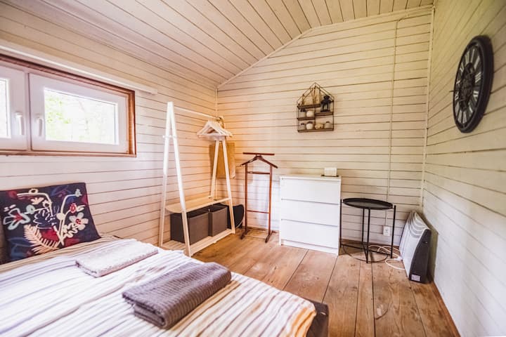 Habitación tranquila bañada por la luz natural
