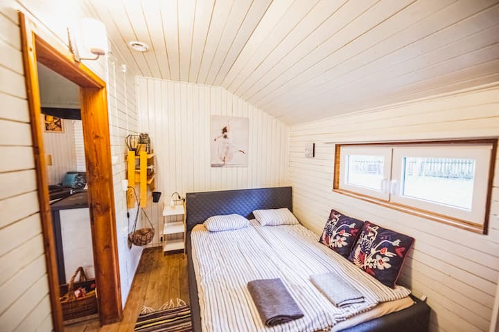 Habitación luminosa con luz suave y vistas al bosque
