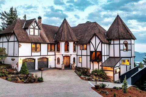 Luxurious Mountaintop Retreat with Stunning Views