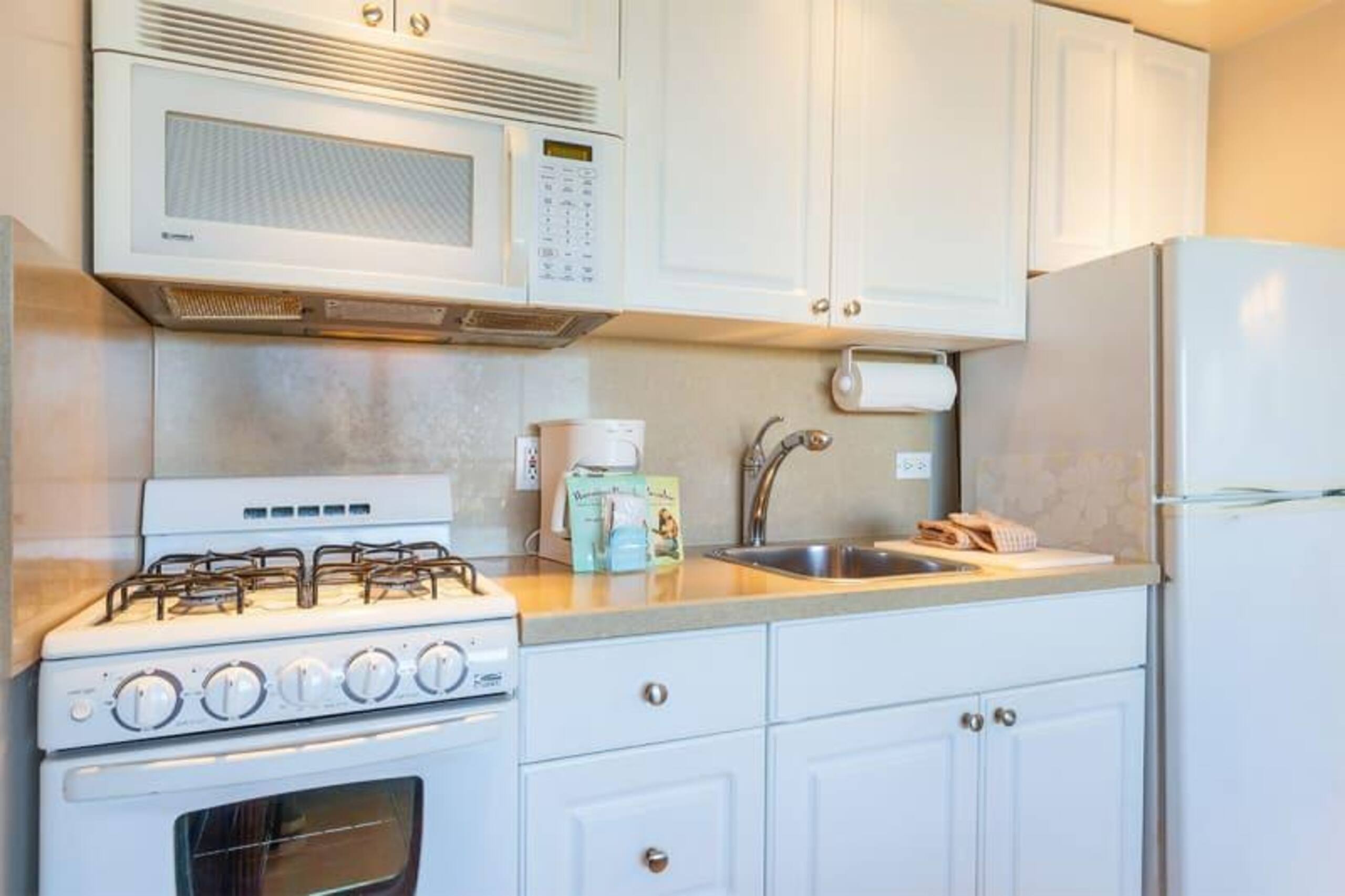 Condo in Honolulu · ★4.6 · Studio · 1 bed · 1 private bath - Image 2