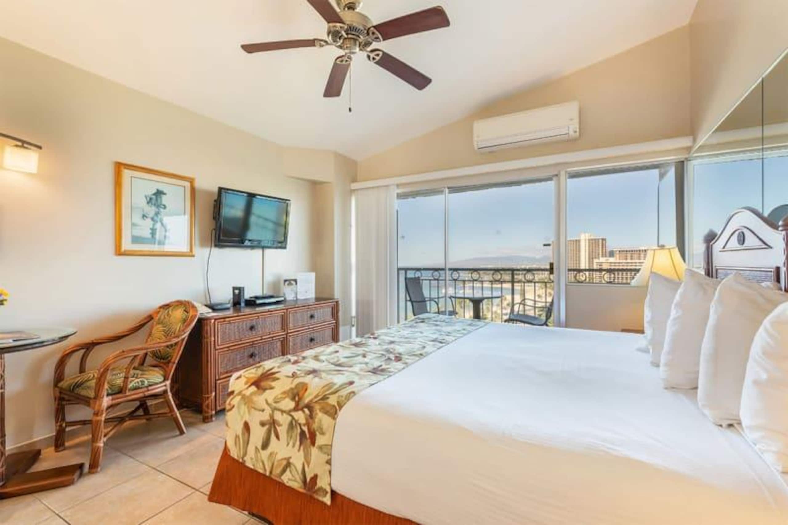 Condo in Honolulu · ★4.6 · Studio · 1 bed · 1 private bath - Image 5