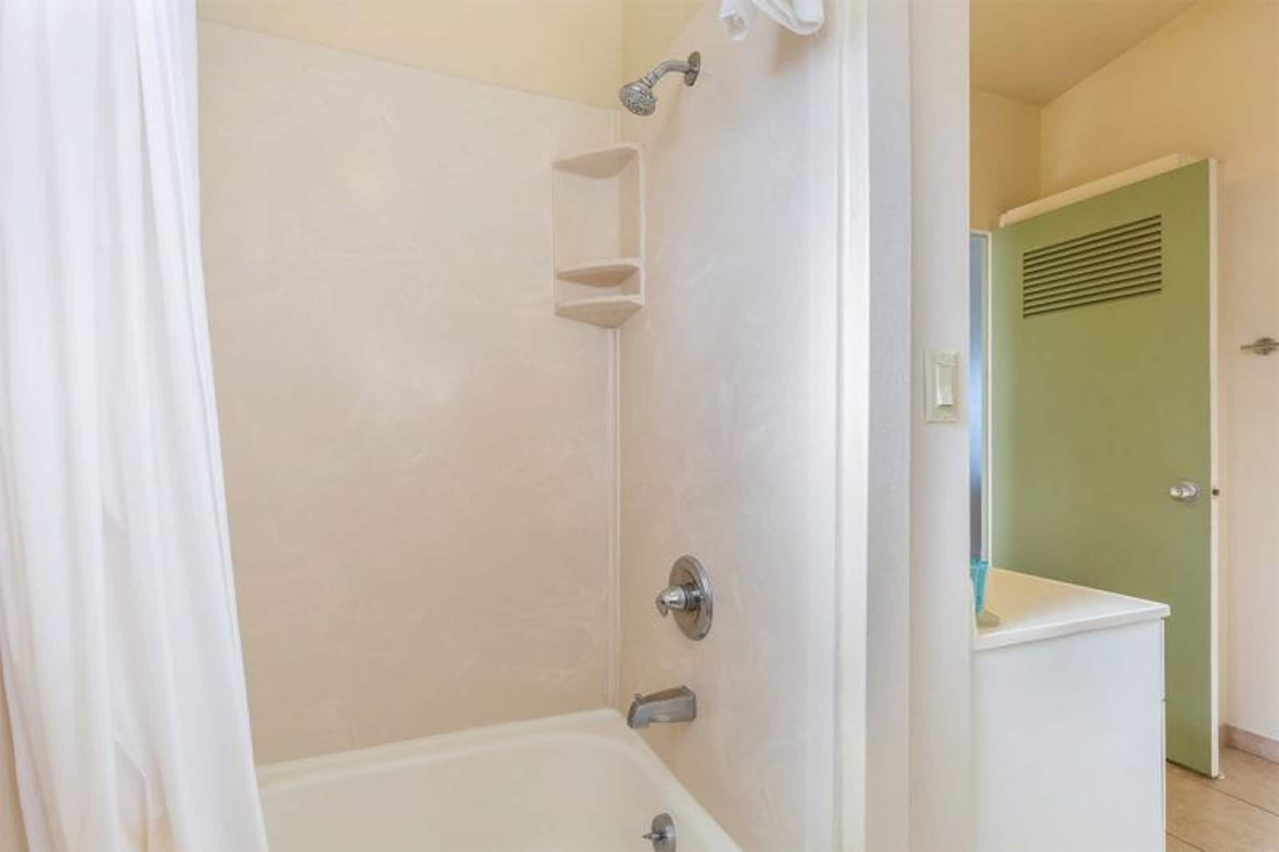 Condo in Honolulu · ★4.6 · Studio · 1 bed · 1 private bath - Image 11