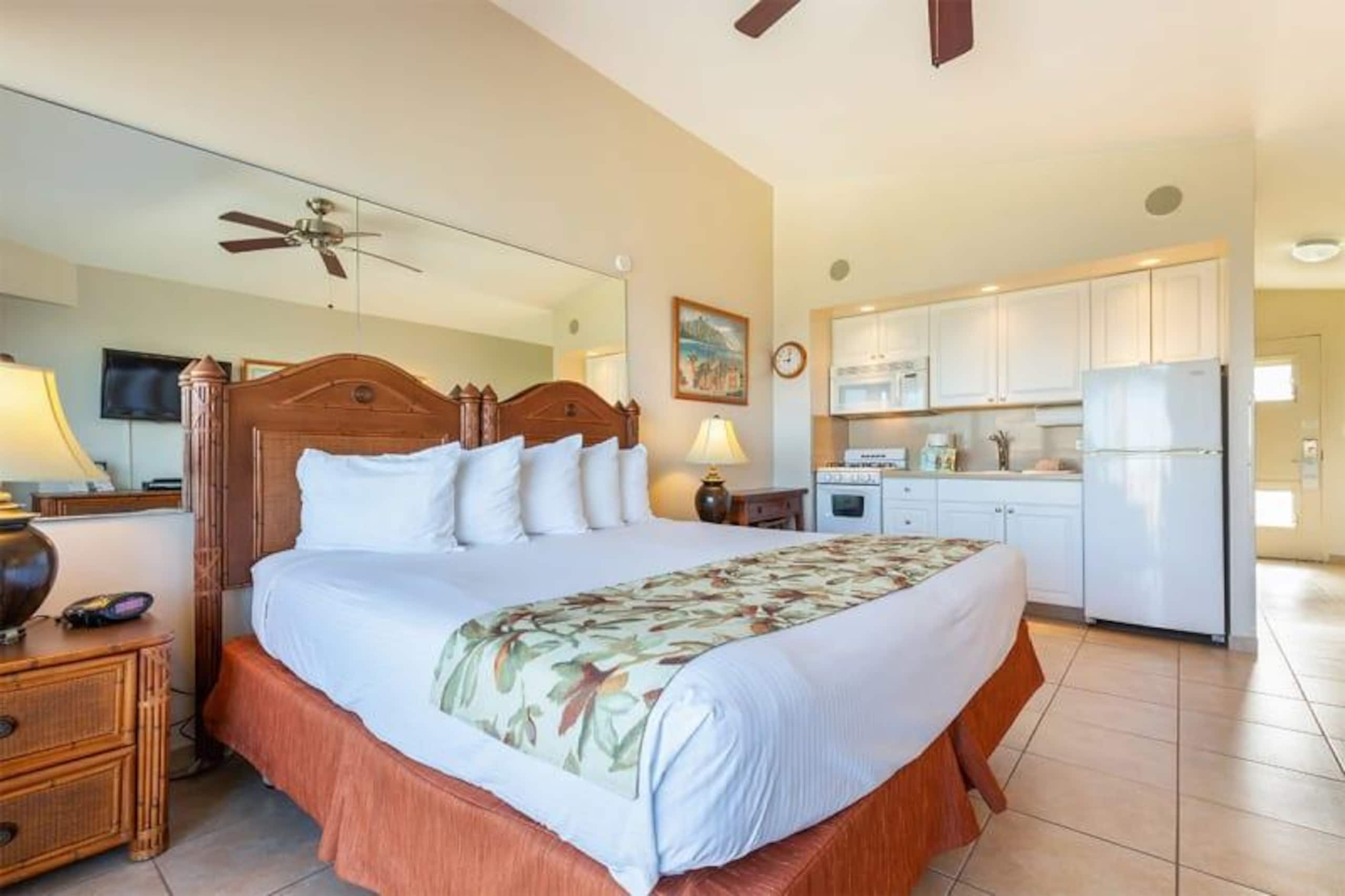 Condo in Honolulu · ★4.6 · Studio · 1 bed · 1 private bath - Image 7