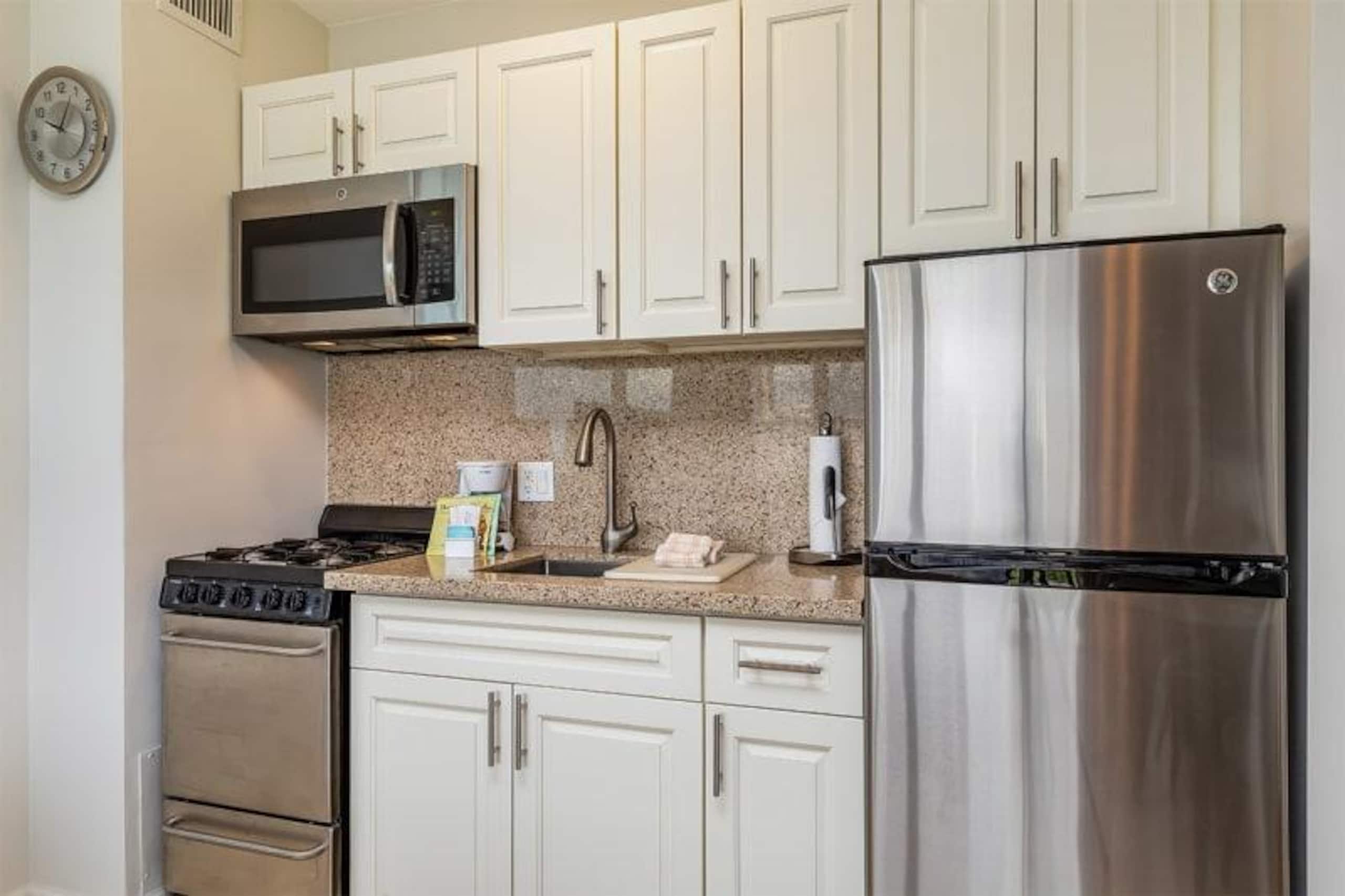 Condo in Honolulu · ★4.56 · Studio · 1 bed · 1 shared bath - Image 2