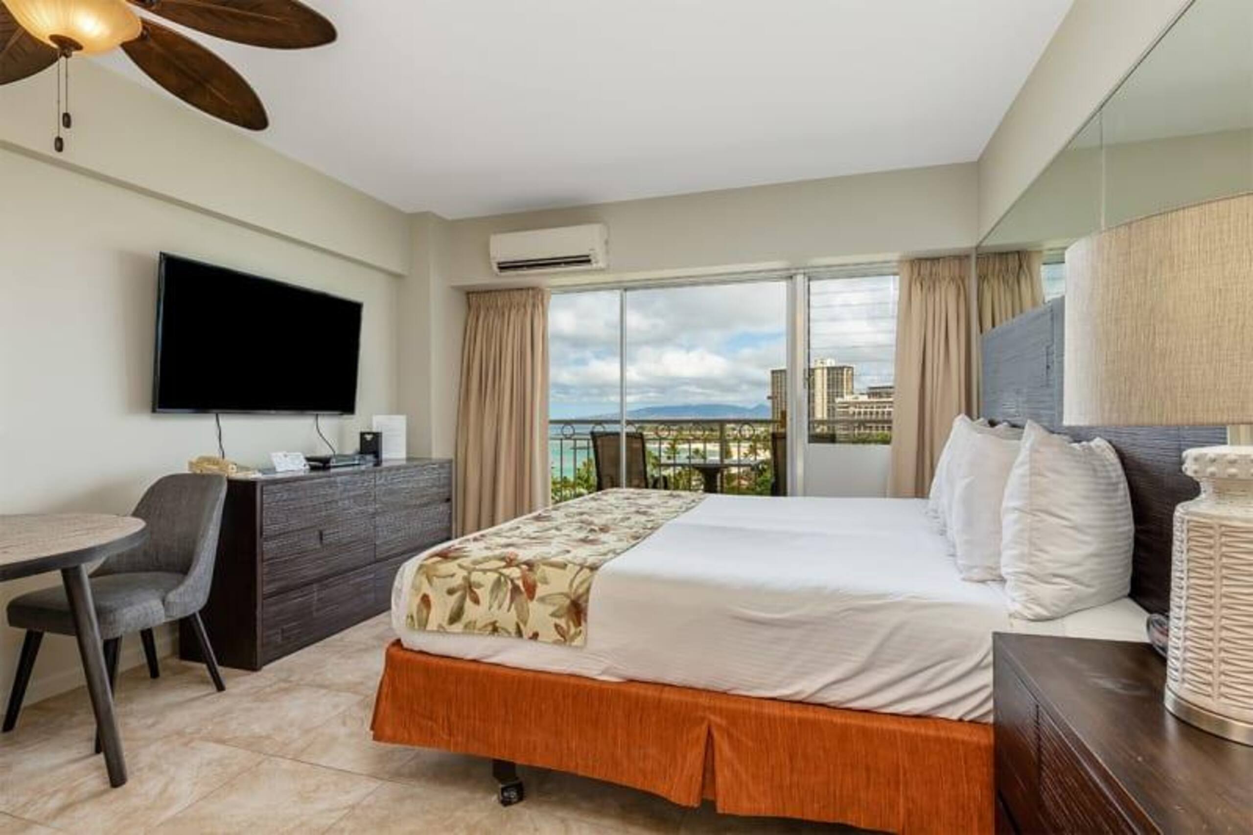 Condo in Honolulu · ★4.56 · Studio · 1 bed · 1 shared bath - Image 4