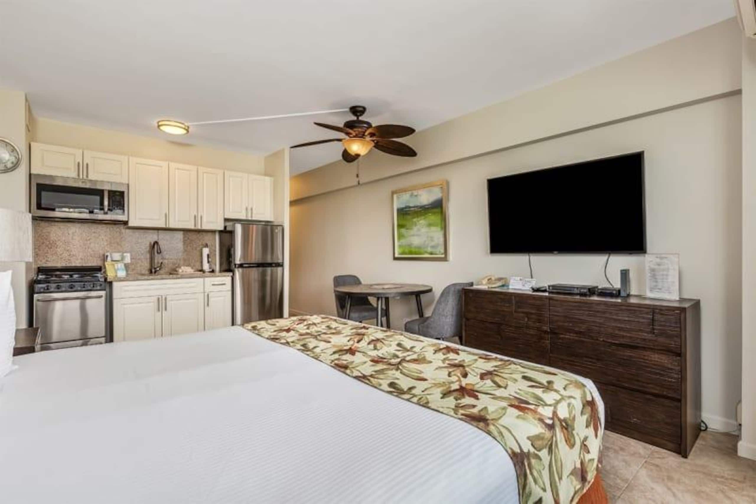 Condo in Honolulu · ★4.56 · Studio · 1 bed · 1 shared bath - Image 5