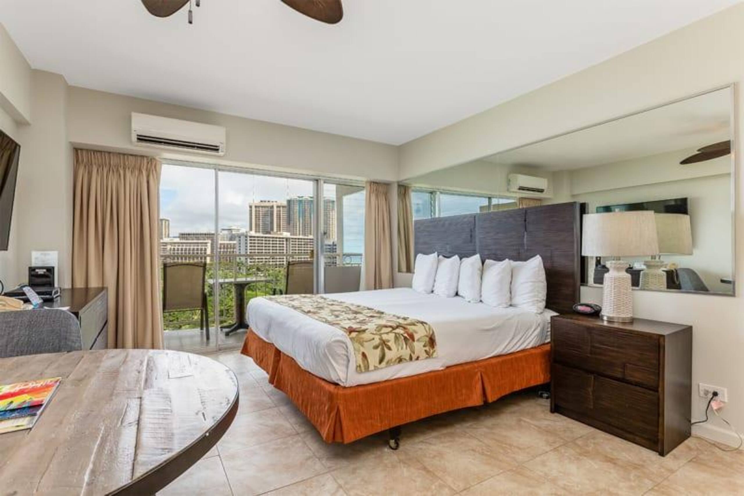 Condo in Honolulu · ★4.56 · Studio · 1 bed · 1 shared bath - Image 6