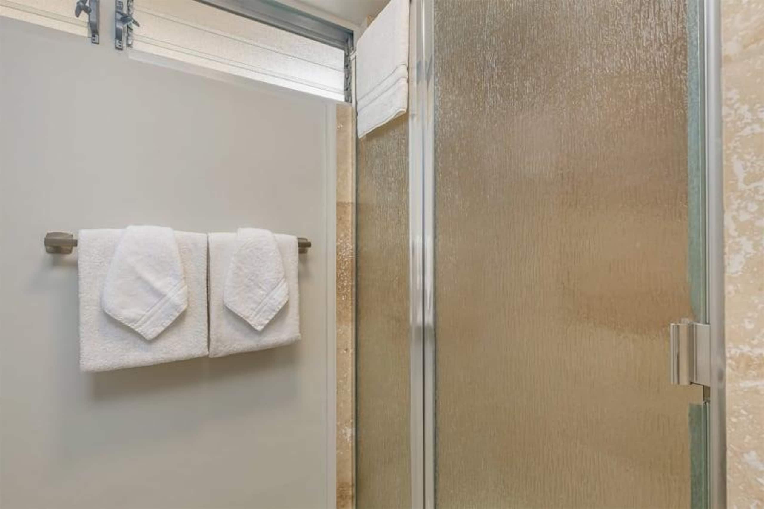 Condo in Honolulu · ★4.56 · Studio · 1 bed · 1 shared bath - Image 10