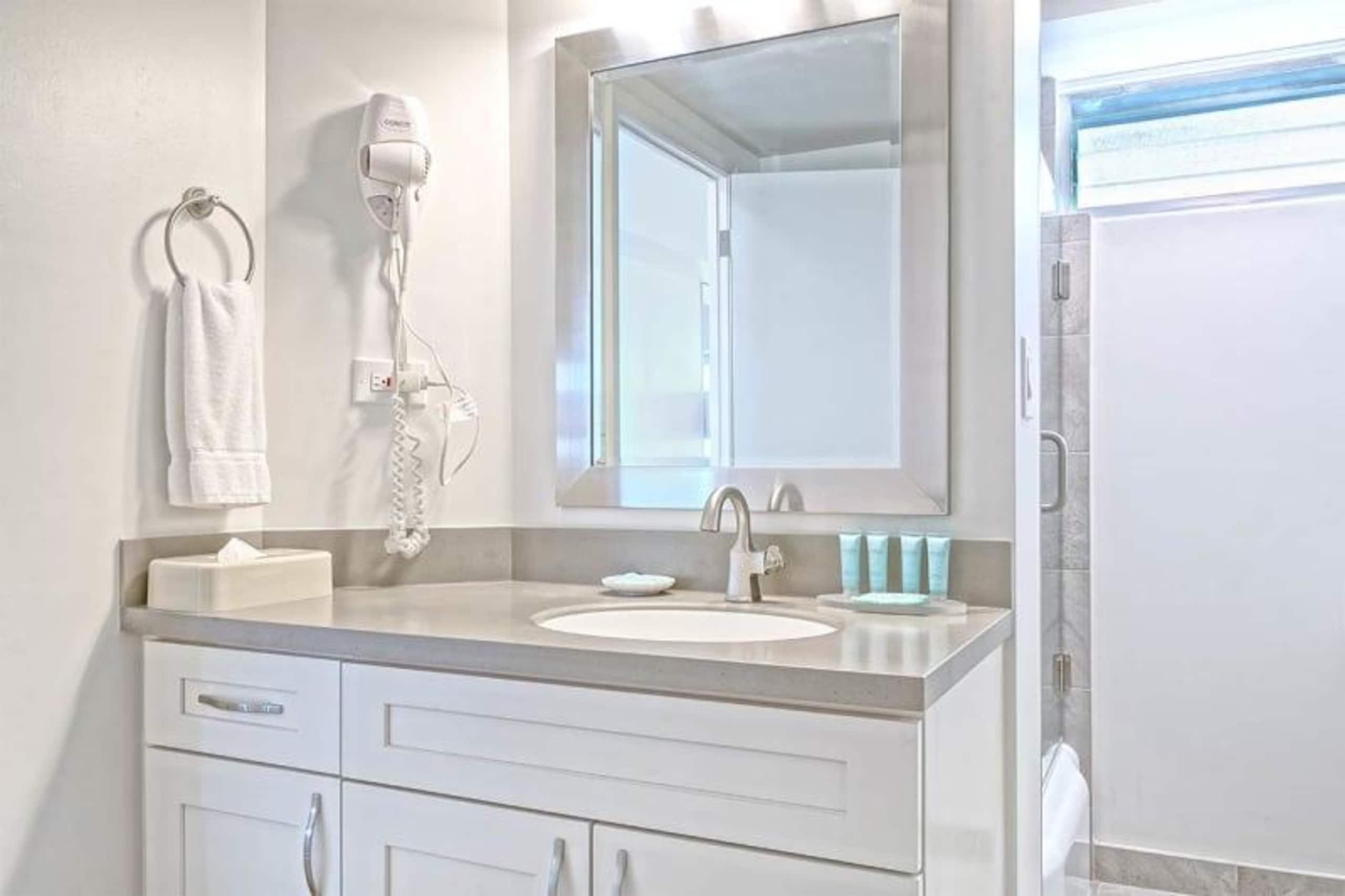 Condo in Honolulu · ★4.68 · Studio · 1 bed · 1 shared bath - Image 8