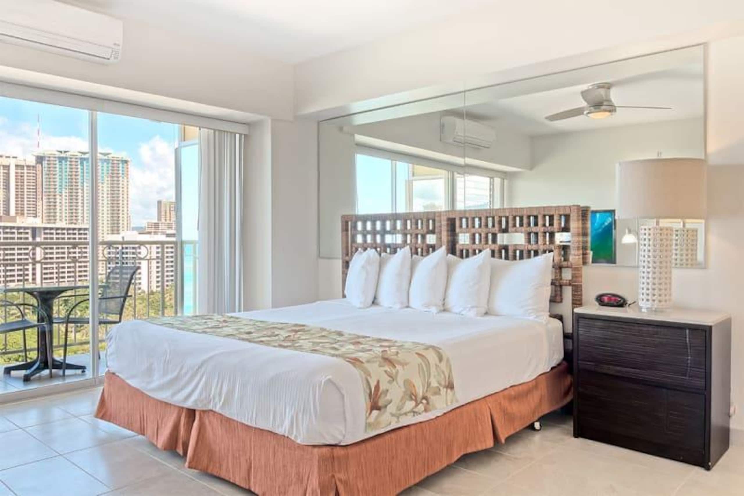 Condo in Honolulu · ★4.68 · Studio · 1 bed · 1 shared bath - Image 2