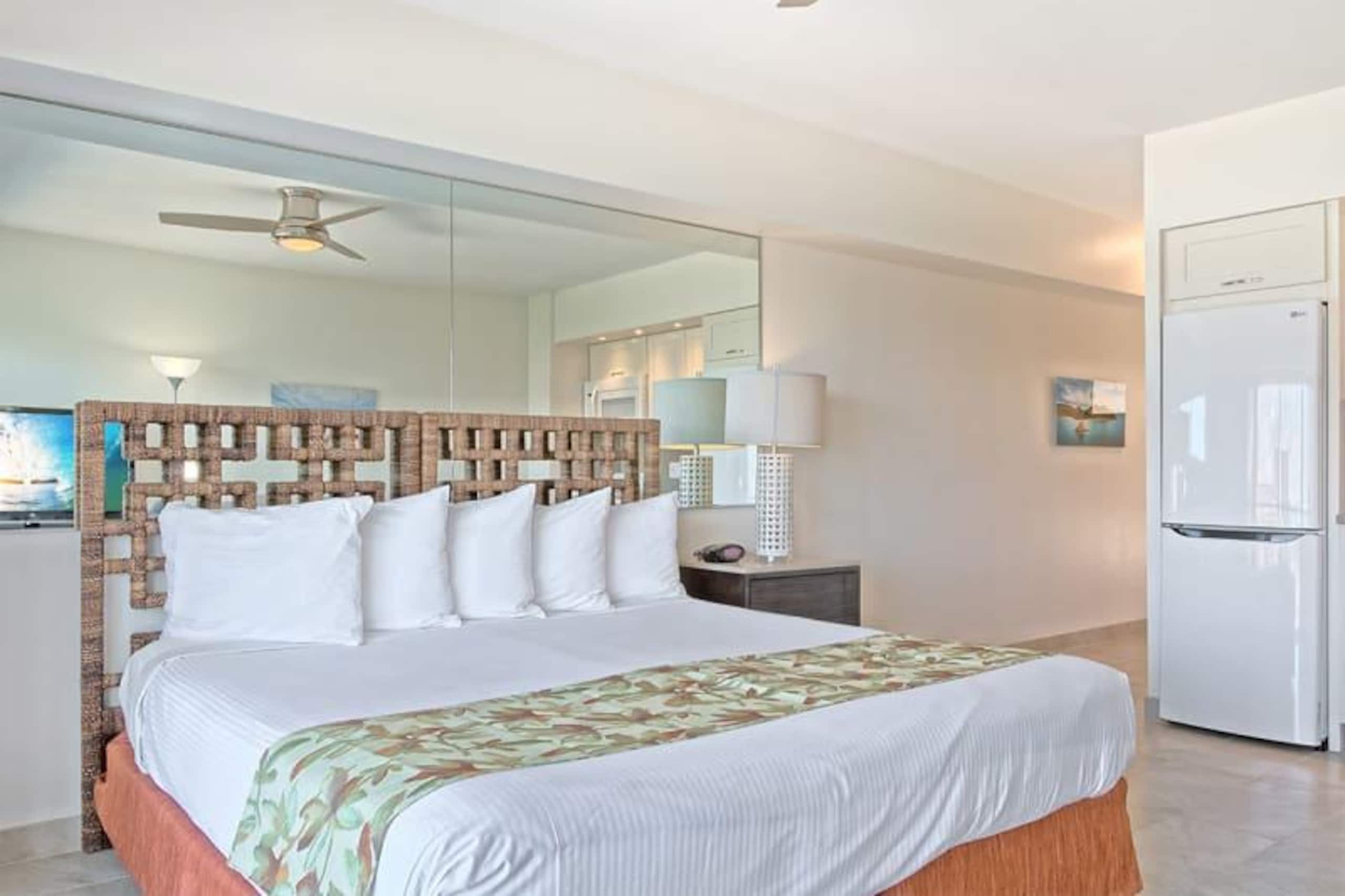 Condo in Honolulu · ★4.68 · Studio · 1 bed · 1 shared bath - Image 7