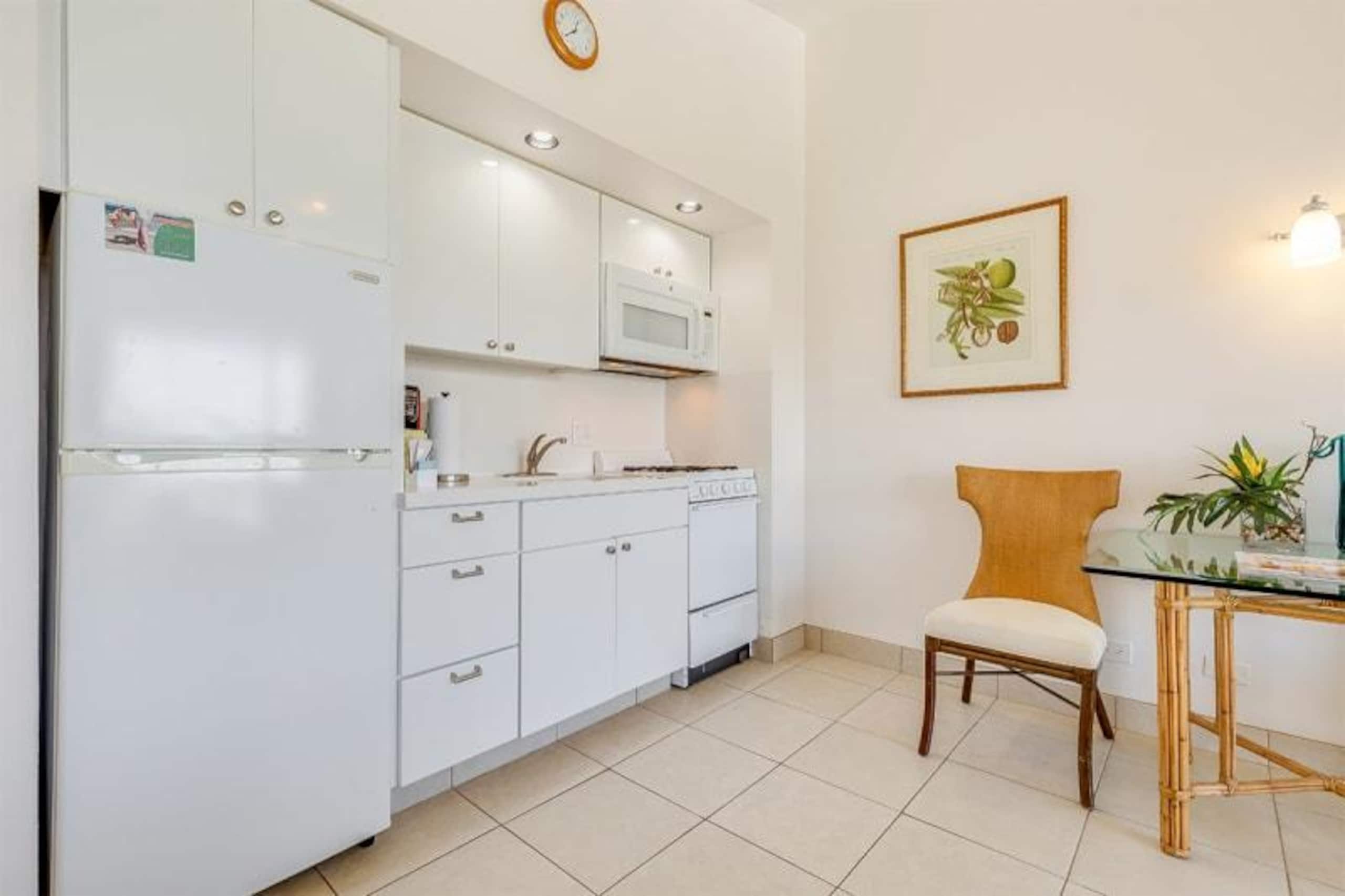 Condo in Honolulu · ★4.8 · Studio · 1 bed · 1 shared bath - Image 12