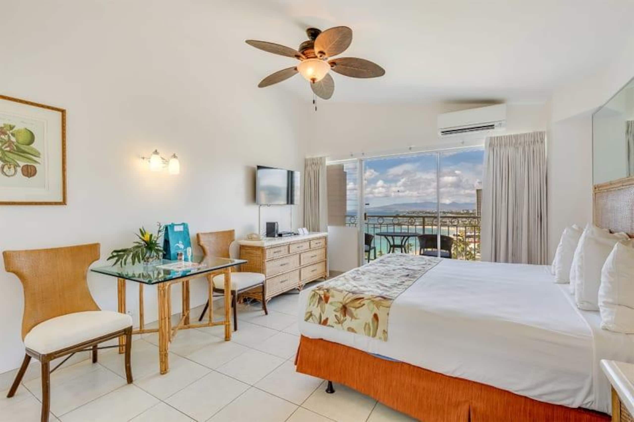 Condo in Honolulu · ★4.8 · Studio · 1 bed · 1 shared bath - Image 4