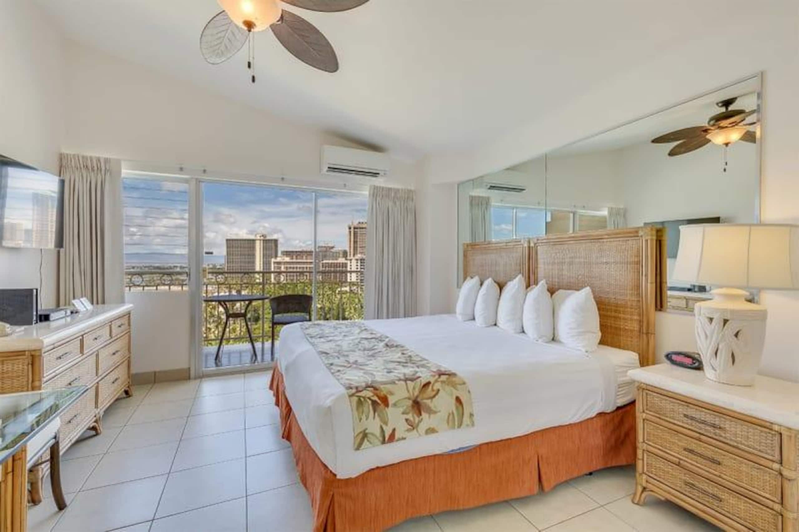 Condo in Honolulu · ★4.8 · Studio · 1 bed · 1 shared bath - Image 2