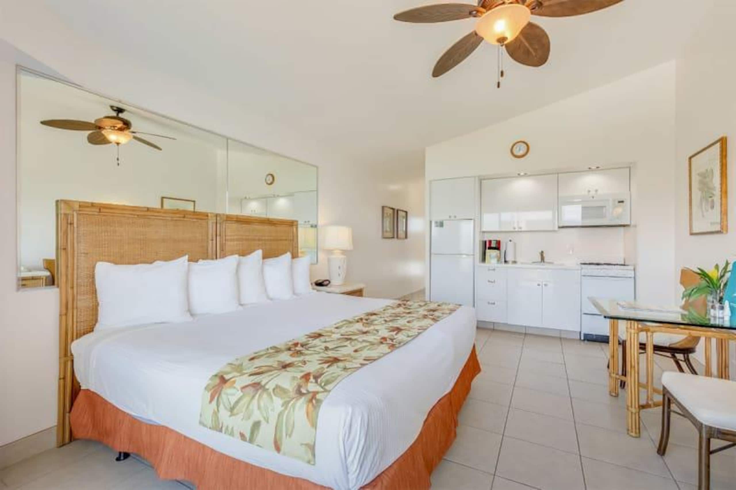 Condo in Honolulu · ★4.8 · Studio · 1 bed · 1 shared bath - Image 8