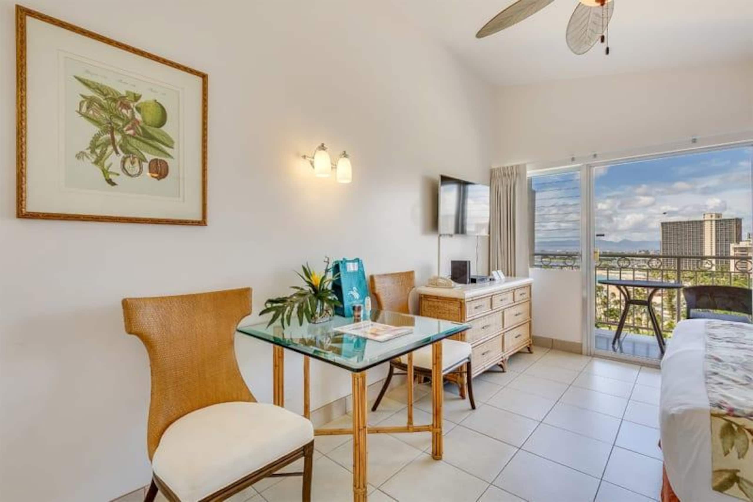 Condo in Honolulu · ★4.8 · Studio · 1 bed · 1 shared bath - Image 3