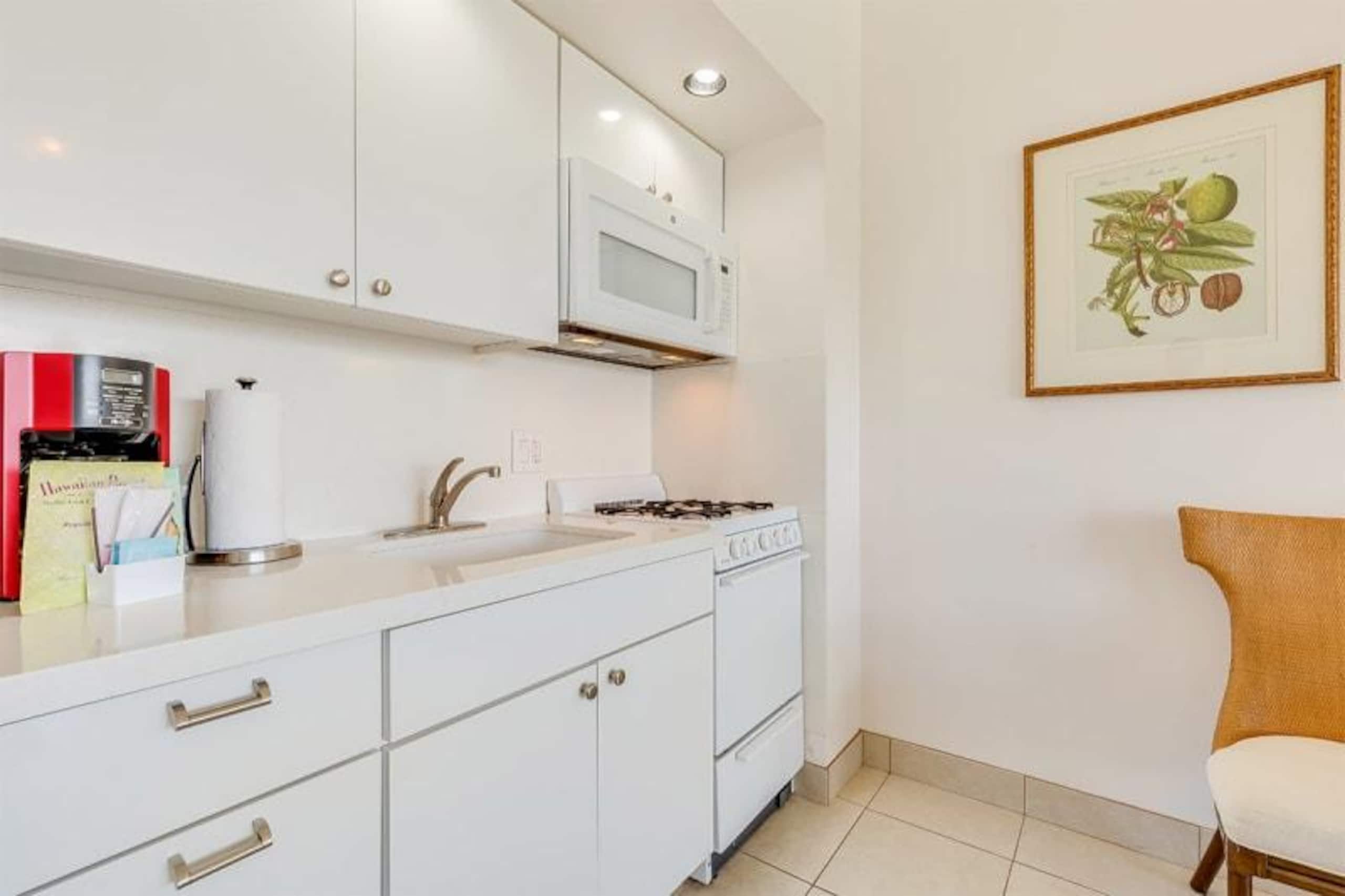 Condo in Honolulu · ★4.8 · Studio · 1 bed · 1 shared bath - Image 10