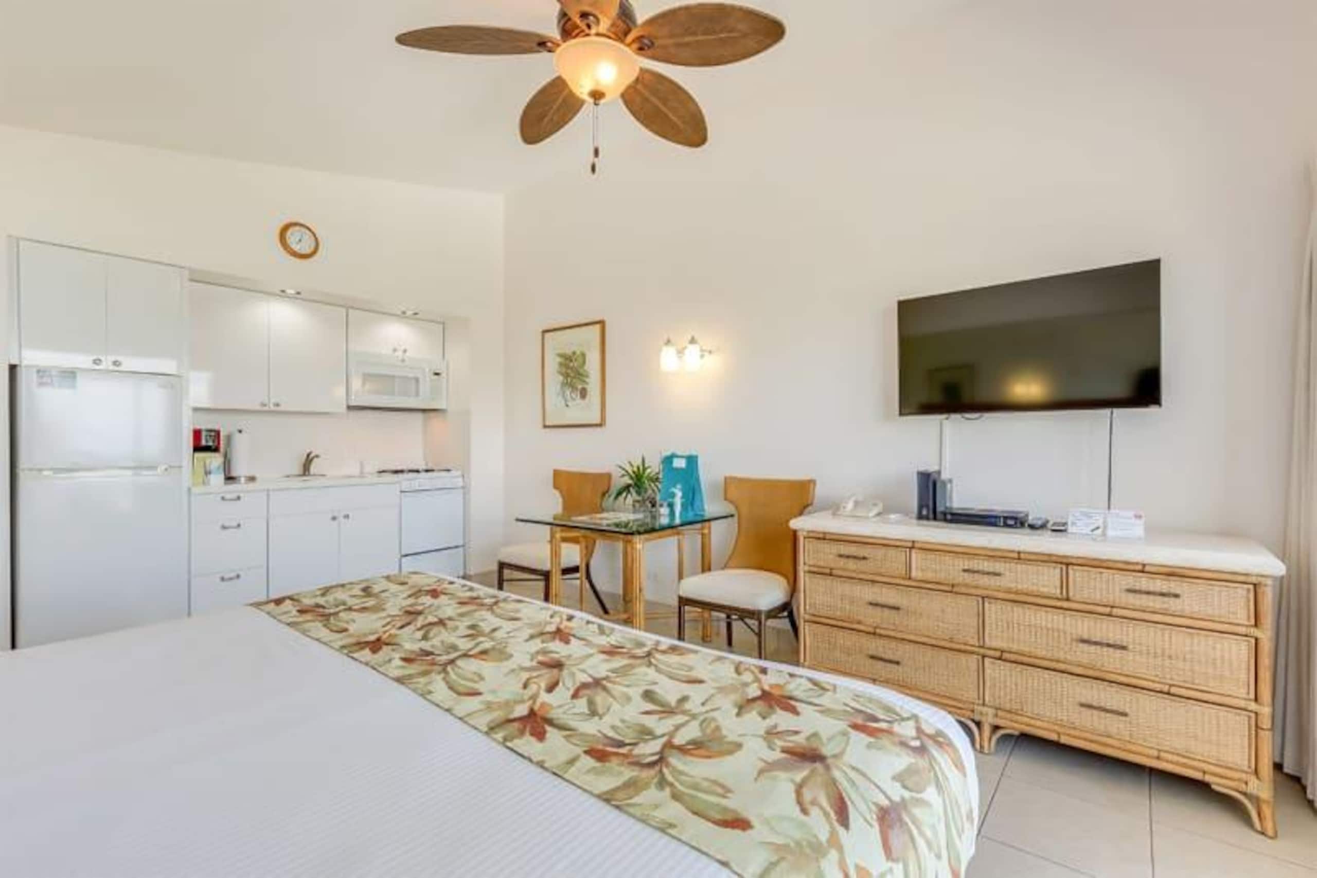Condo in Honolulu · ★4.8 · Studio · 1 bed · 1 shared bath - Image 9