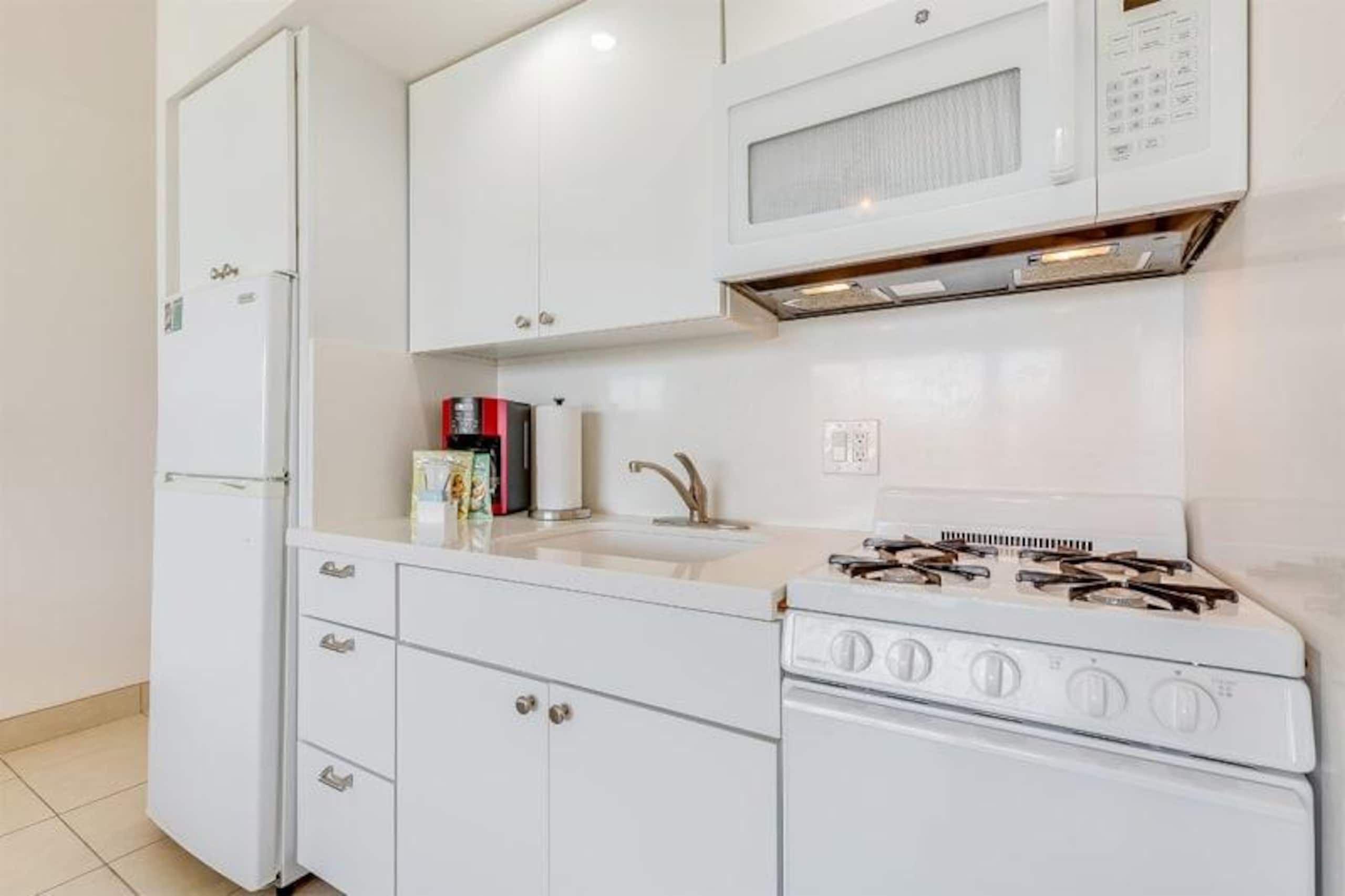 Condo in Honolulu · ★4.8 · Studio · 1 bed · 1 shared bath - Image 11