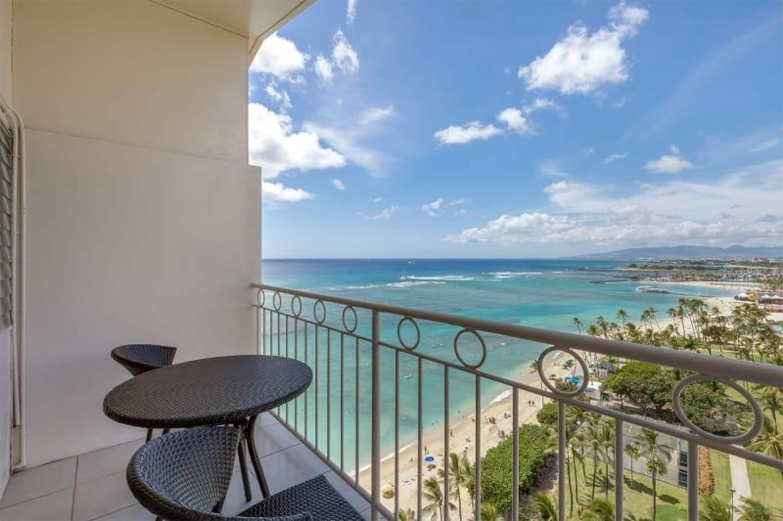 Condo in Honolulu · ★4.8 · Studio · 1 bed · 1 shared bath - Image 1
