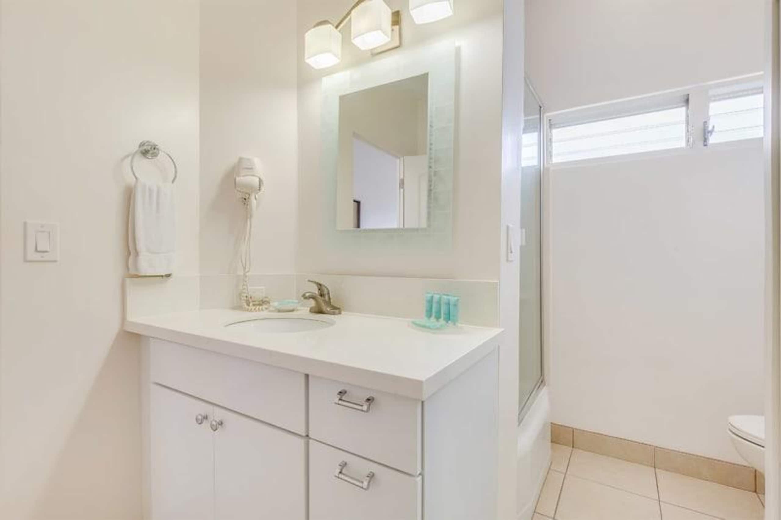 Condo in Honolulu · ★4.8 · Studio · 1 bed · 1 shared bath - Image 13