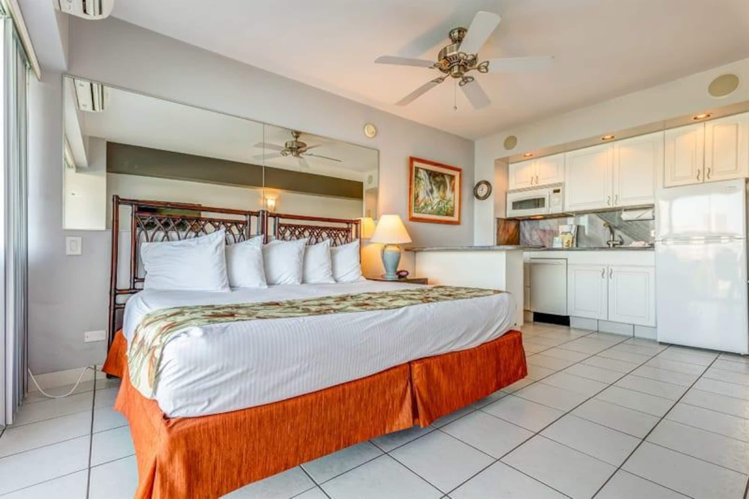 Condo in Honolulu · ★4.68 · Studio · 1 bed · 1 shared bath - Image 9