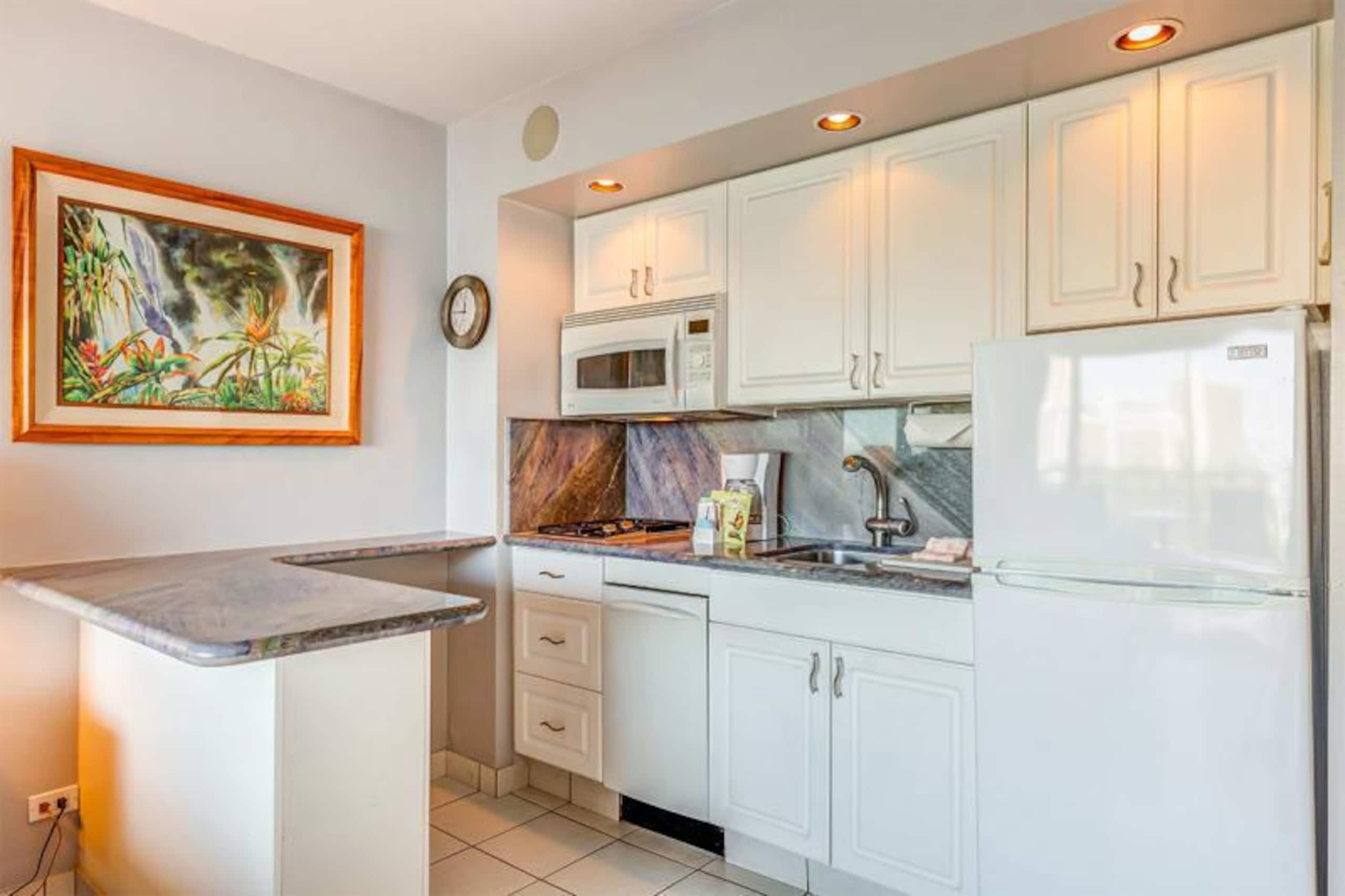 Condo in Honolulu · ★4.68 · Studio · 1 bed · 1 shared bath - Image 10