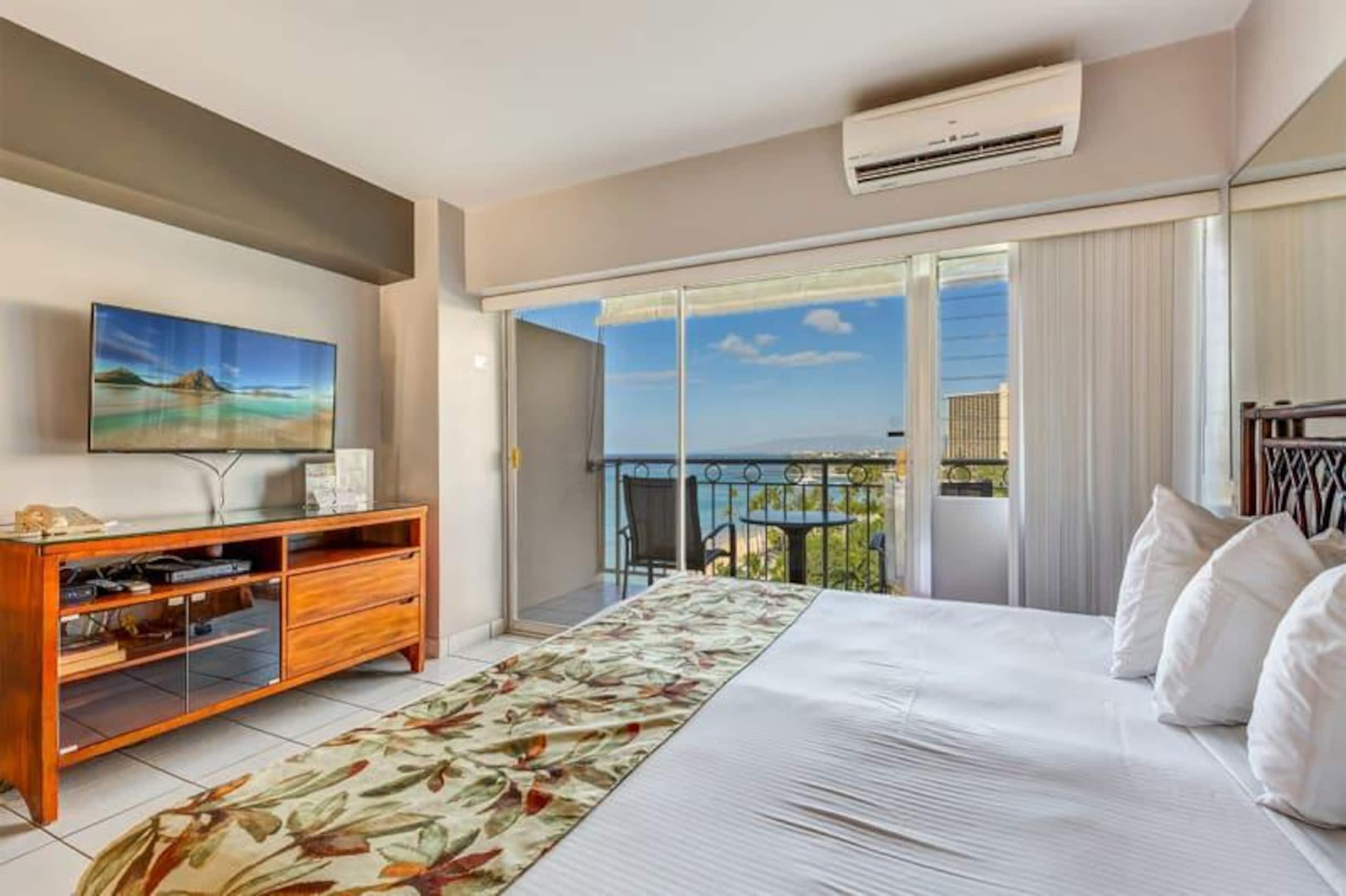 Condo in Honolulu · ★4.68 · Studio · 1 bed · 1 shared bath - Image 8