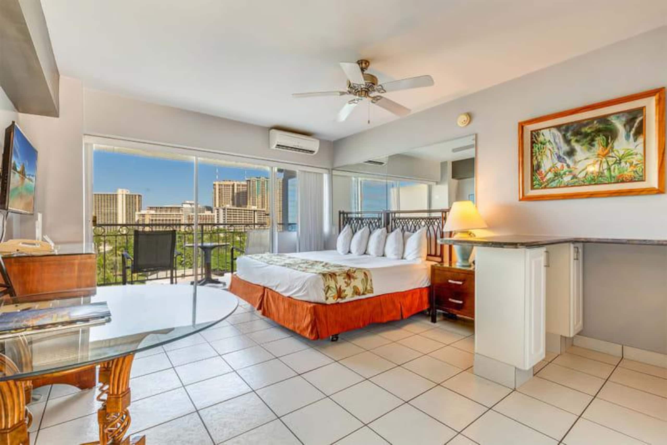 Condo in Honolulu · ★4.68 · Studio · 1 bed · 1 shared bath - Image 4