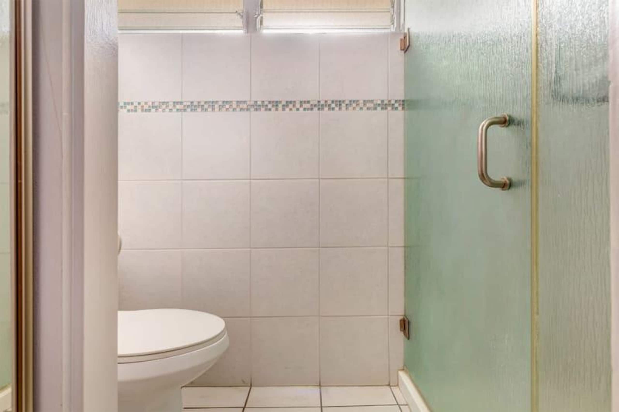 Condo in Honolulu · ★4.68 · Studio · 1 bed · 1 shared bath - Image 14