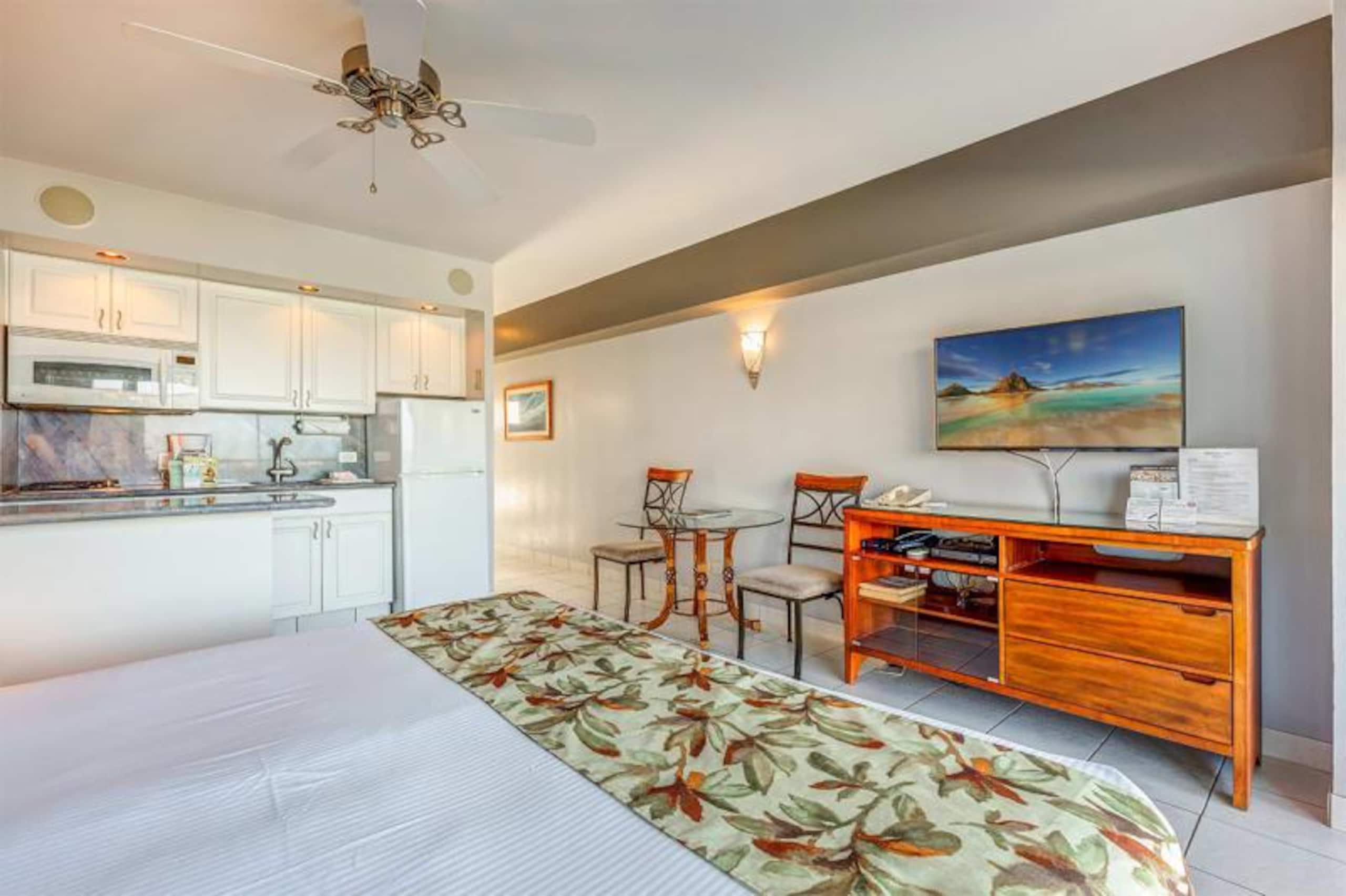 Condo in Honolulu · ★4.68 · Studio · 1 bed · 1 shared bath - Image 7