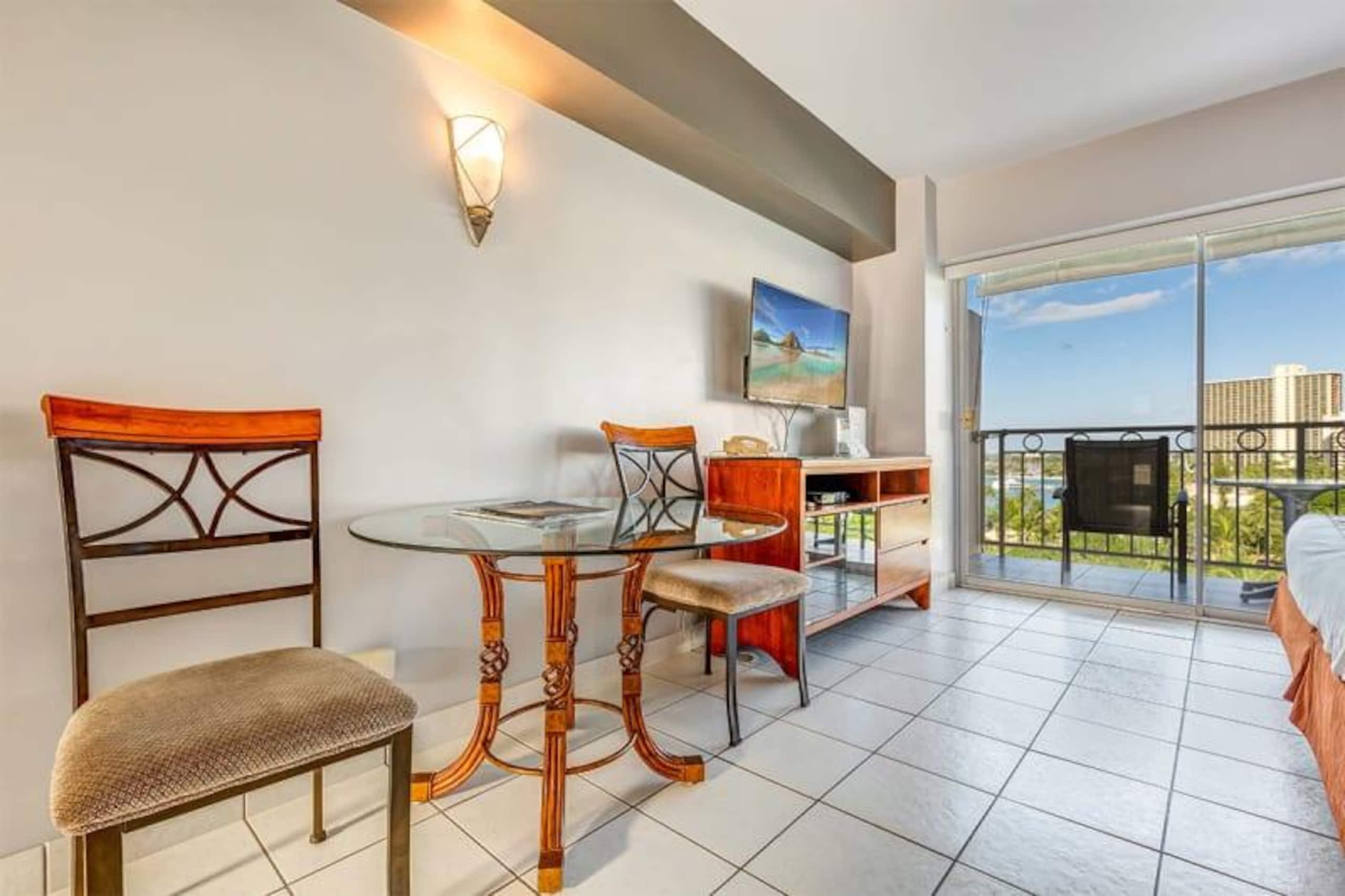 Condo in Honolulu · ★4.68 · Studio · 1 bed · 1 shared bath - Image 2