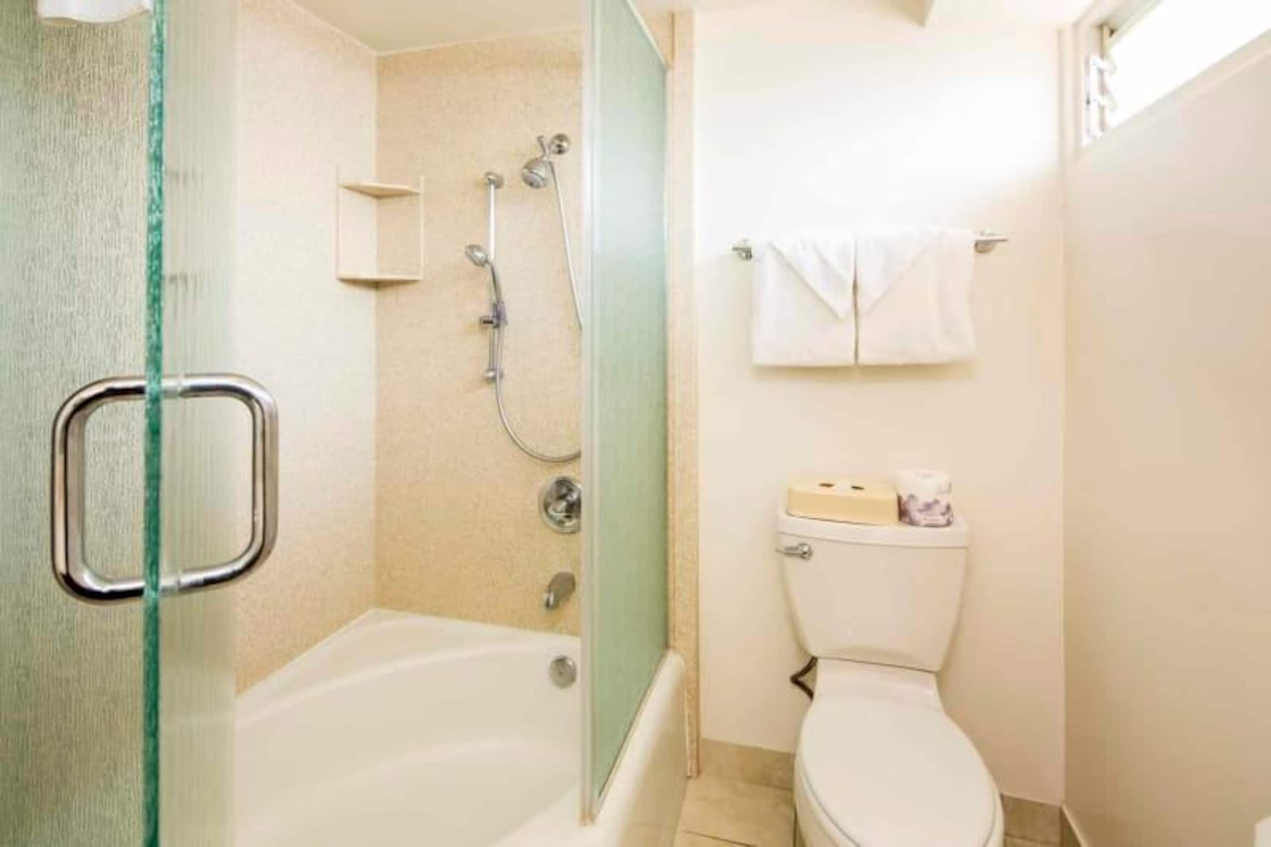 Condo in Honolulu · ★4.5 · 1 bedroom · 1 bed · 1 private bath - Image 10