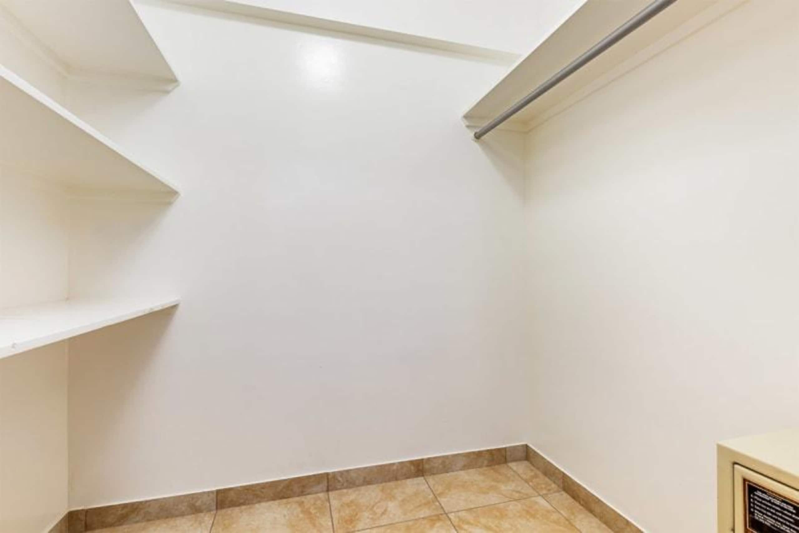 Condo in Honolulu · ★4.43 · 1 bedroom · 1 bed · 1 private bath - Image 17